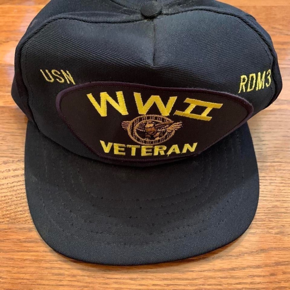 MENS BLACK GOLD TRUCKER HAT WWII VETERAN SOUVENIR. WINTER MILICORE USA